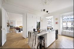 Paris 10th District - A meticulously renovated 6-room apartment