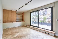 Paris 7th District –  A 2-bed apartment with a terrace