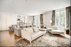 Paris 17th District - An elegant 4-bed apartment