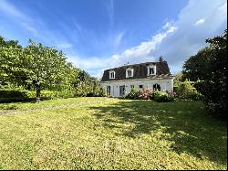 Les Loges-en Josas  -  An ideal family home with an extensive garden and a swimming pool