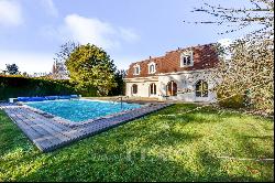 Les Loges-en Josas  -  An ideal family home with an extensive garden and a swimming pool