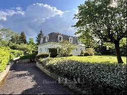 Les Loges-en Josas  -  An ideal family home with an extensive garden and a swimming pool