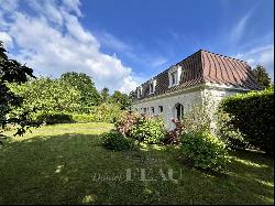 Les Loges-en Josas  -  An ideal family home with an extensive garden and a swimming pool