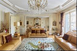 Paris 8th District – An elegant 3-bed apartment