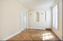 Paris 9th District –  A 2/3 bed apartment enjoying open views