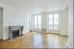 Paris 9th District –  A 2/3 bed apartment enjoying open views