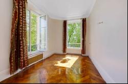 Versailles – A bright 3/4 bed apartment