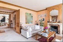 Neuilly-sur-Seine  -  A 5-bed family apartment