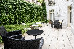 Paris 16th District – A superb apartment with a garden