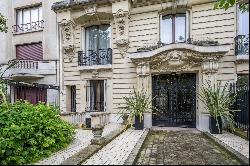 Paris 16th District – A superb apartment with a garden