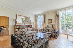 Paris 16th District - An elegant 3/4 bed apartment