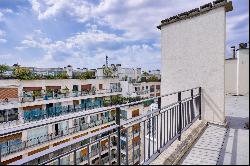 Paris 16th District – A renovated pied a terre with terraces