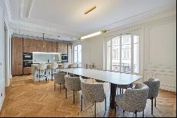 Paris 16th District – An elegant 5-bed apartment