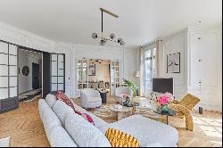 Paris 8th District - A renovated 4-bed apartment