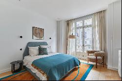 Paris 8th District - A renovated 4-bed apartment