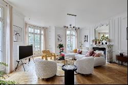 Paris 8th District - A renovated 4-bed apartment