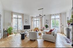 Paris 8th District - A renovated 4-bed apartment