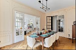 Paris 8th District - A renovated 4-bed apartment