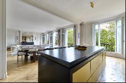 Paris 16th District – A superb 3-bed apartment with a view on Eiffel Tower