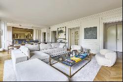 Paris 16th District – A superb 3-bed apartment with a view on Eiffel Tower