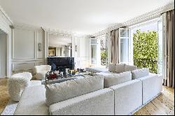 Paris 16th District – A superb 3-bed apartment with a view on Eiffel Tower