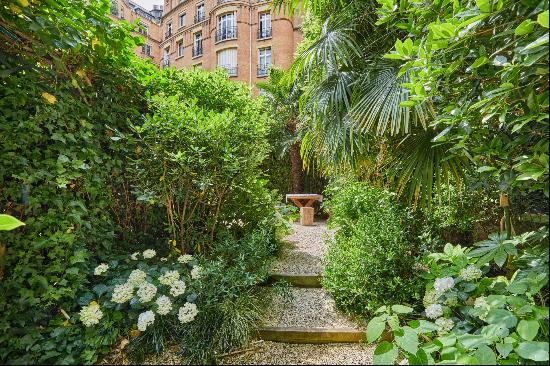 Paris 16th District –A superb 3-bed apartment with a garden