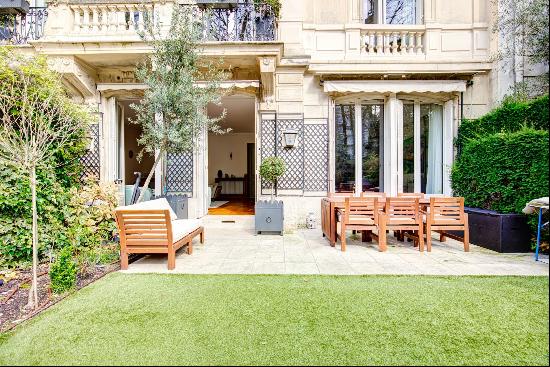 Paris 16th District - A 3-bed apartment with a garden