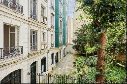 Paris 17th District – An elegant 3-bed apartment