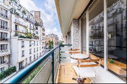 Paris 16th District – A 2/3 bed apartment with a balcony