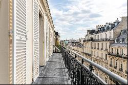 Paris 8th District –  A magnificent split-level apartment