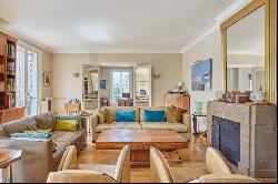 Paris 16th District –  An elegant 2/3 bed apartment