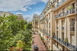 Paris 16th District –  An elegant 2/3 bed apartment