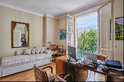 Paris 16th District –  An elegant 2/3 bed apartment