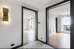 Paris 16th District – A renovated 4-bed apartment commanding superb views