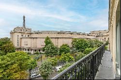 Paris 16th District – A renovated 4-bed apartment commanding superb views