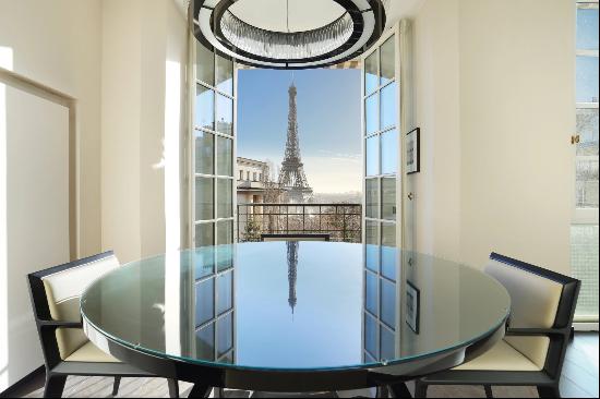 Paris 16th District – A magnificent apartment enjoying an Eiffel Tower view