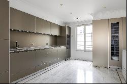 Paris 8th District –  A 3/4 bed apartment facing the Elysee Palace