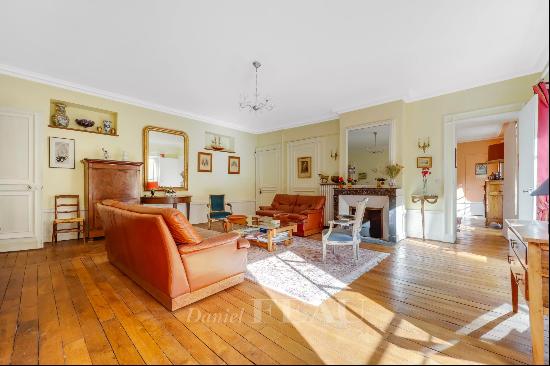 Versailles – An elegant 3/4 bed apartment