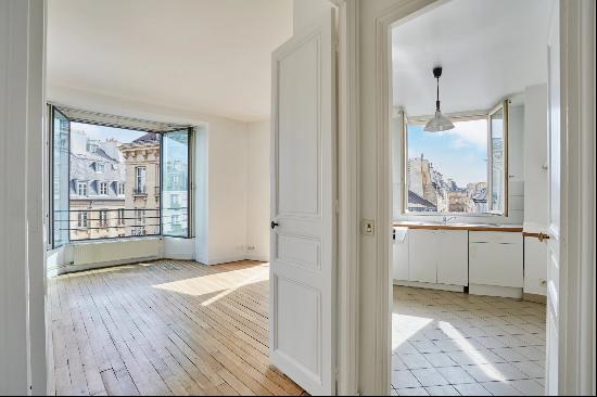 Paris 6th District - Carrefour de l'Odeon, 5th floor, two bedrooms.