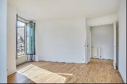 Paris 6th District - Carrefour de l'Odéon, 5th floor, two bedrooms.