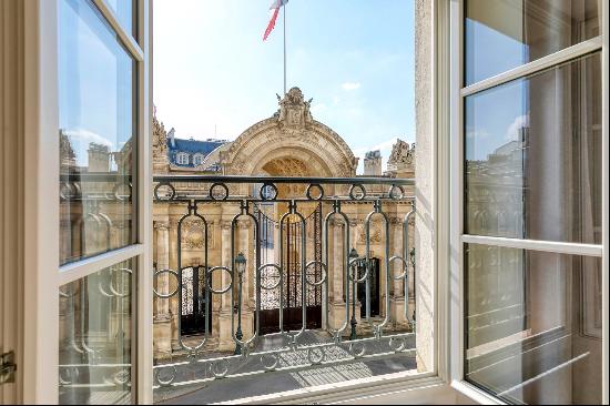 Paris 8th District - A 3-bed apartment facing the Elysee Palace