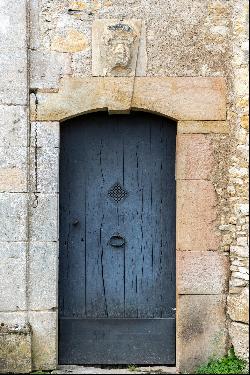 In the heart of the Nièvre department – A magnificent 14th century property