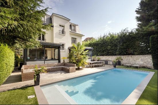 Sceaux - A renovated 4-bed property with a swimming pool