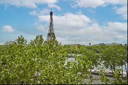 Paris 16th District - A unique panoramic view of Eiffel Tower and Seine, magnificent 3-be