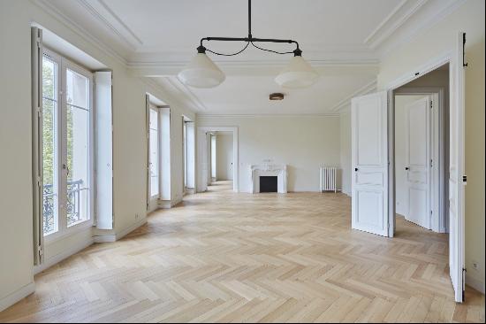 Paris 7th District - A bright 3-bed apartment