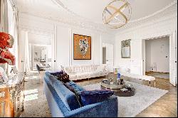 Paris 16th District - A renovated 5-bed apartment in a prime location