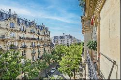 Paris 16th District – A beautifully renovated 4-bed apartment