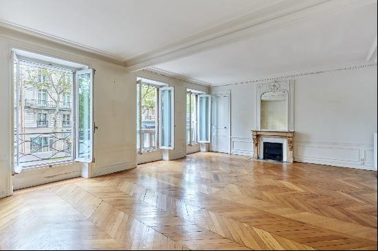 Paris 5th District - A bright 3/4 bed apartment