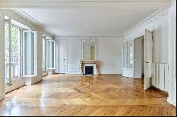 Paris 5th District – A bright 3/4 bed apartment