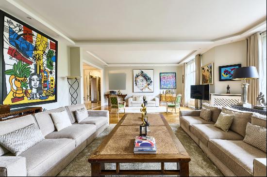 Paris 16th District - An elegant 4-bed apartment